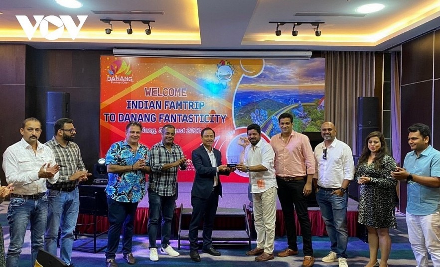 The Da Nang Department of Tourism and FAMTRIP delegations from India exchange documents to bring visitors to the two markets. Photo: VOV