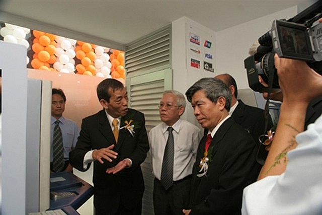 Do Duc Cuong (talking) has more than 20 years working at Citibank (USA). (Photo: Vietnamnet)