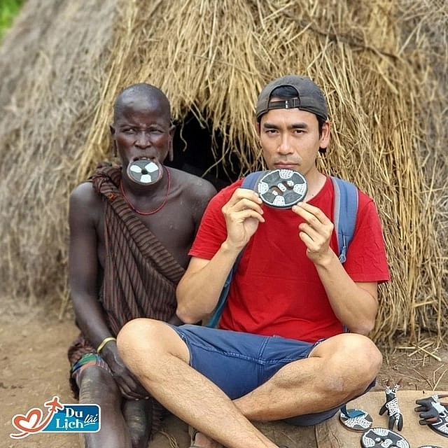 Vietnamese Blogger Meets Cameroon's Dupa Tribe