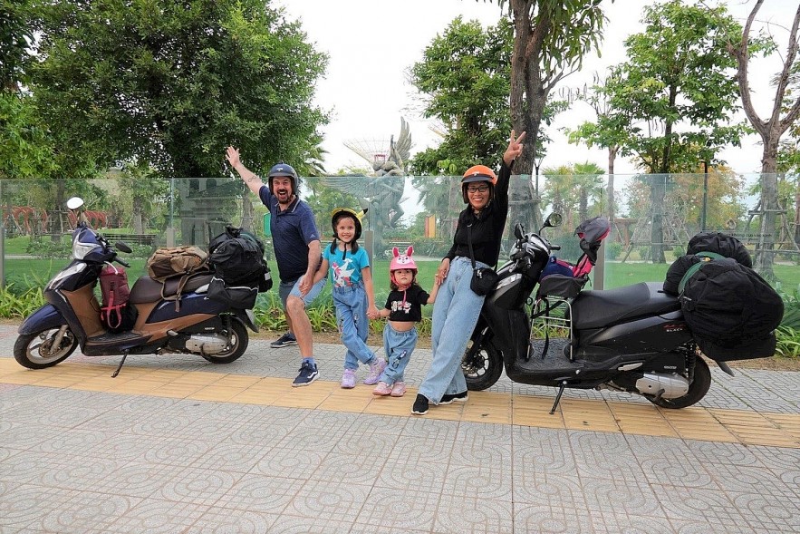 Vietnamese wife and Canadian husband take their children to travel through 30 countries