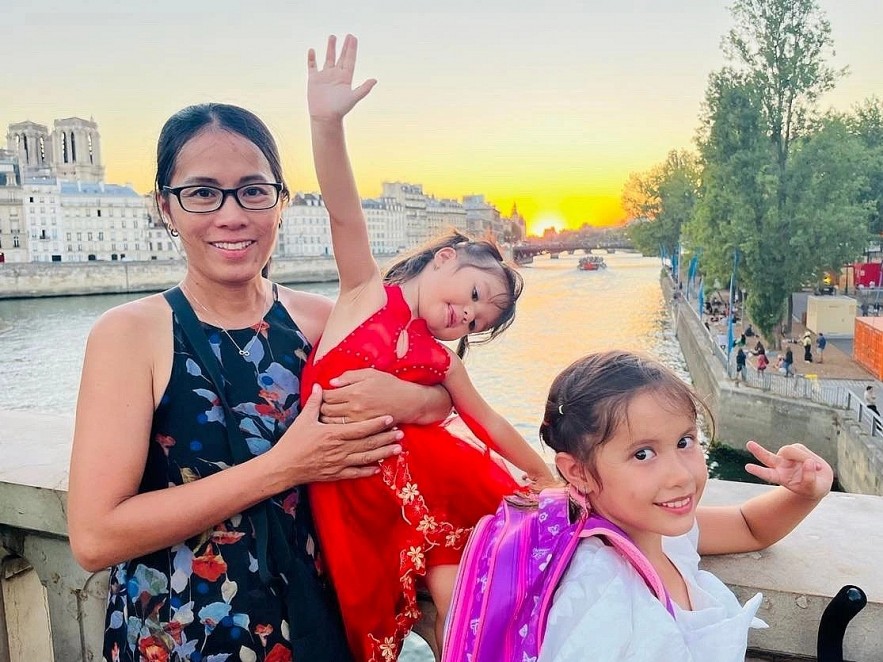 Vietnamese wife and Canadian husband take their children to travel through 30 countries
