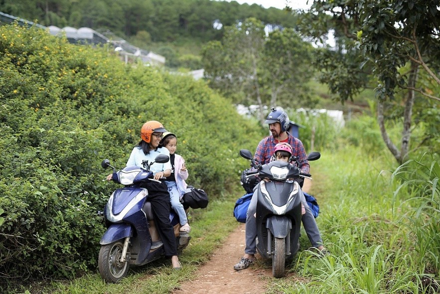 Vietnamese wife and Canadian husband take their children to travel through 30 countries
