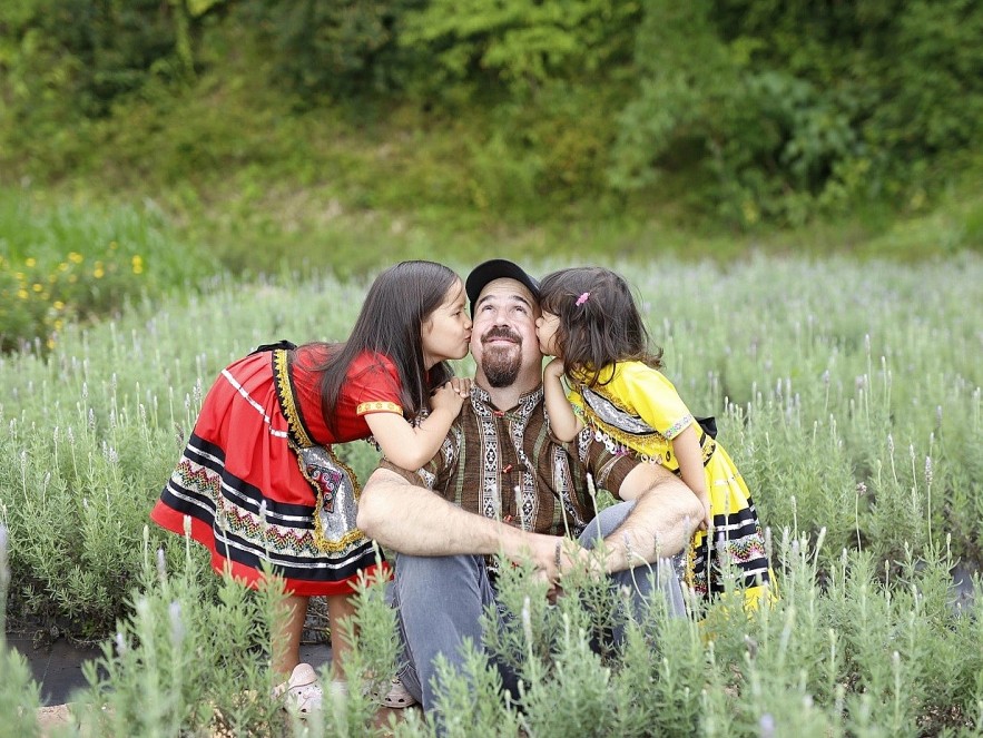 Vietnamese wife and Canadian husband take their children to travel through 30 countries