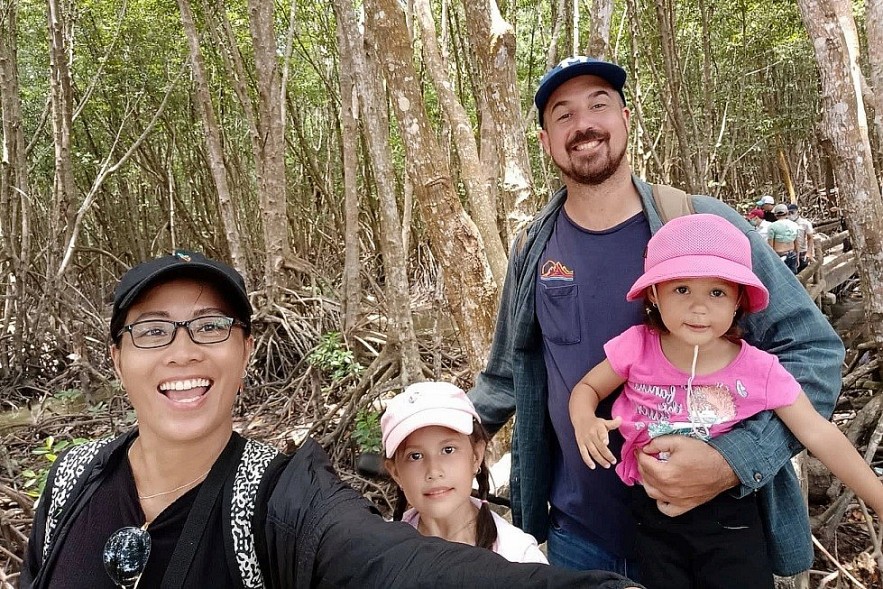 Vietnamese wife and Canadian husband take their children to travel through 30 countries