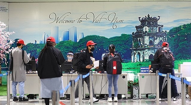 Foreign nationals from Japan arrived at Nội Bài International Airport, Hà Nội, on January 1, 2022. — VNA