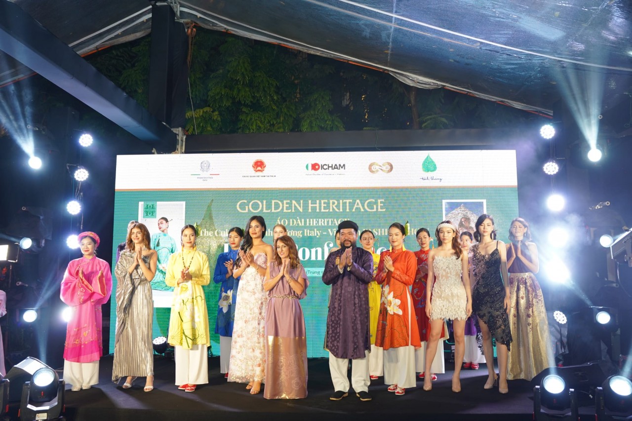 Italian designer Maria Elena Di Terlizzi and his Vietnamese peer Quang Hoa have tailored 60 'ao dai' for a showcase in Rome in March 2023, with a view to winning the hearts of European customers.