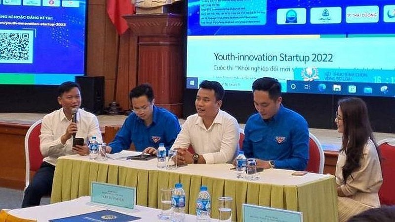 Experts and speakers at the launch of the contest. Photo: doanhnghiepvn.vn