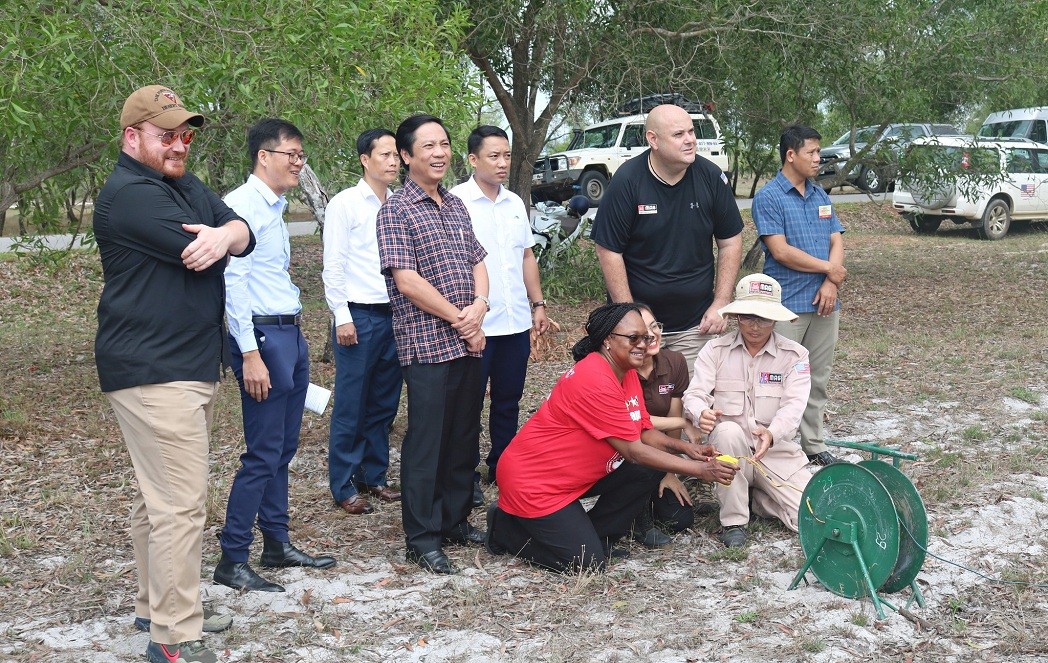 US Continues To Support Quang Tri Clearing UXOs