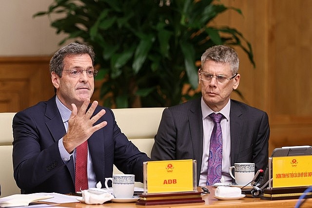 Country Director of the Asian Development Bank (ADB) in Viet Nam Andrew Jeffries (L). Photo: VGP