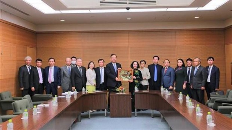 Truong Thi Mai meets with Chairman of the Presidium of the Japanese Communist Party Central Committee Shii Kazuo. Photo: VNA