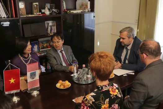 Meeting with the delegaties before the launching ceremony. Source: obuda.hu