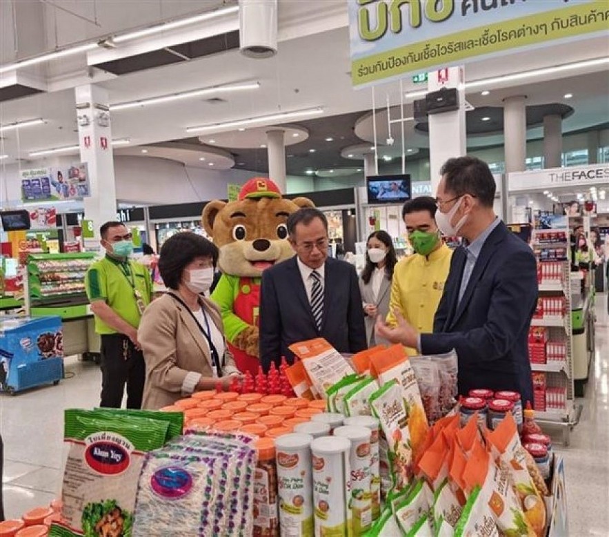 Vietnamese Ambassador to Thailand Phan Chi Thanh visits a Vietnamese stall at the event. Photo: VNA