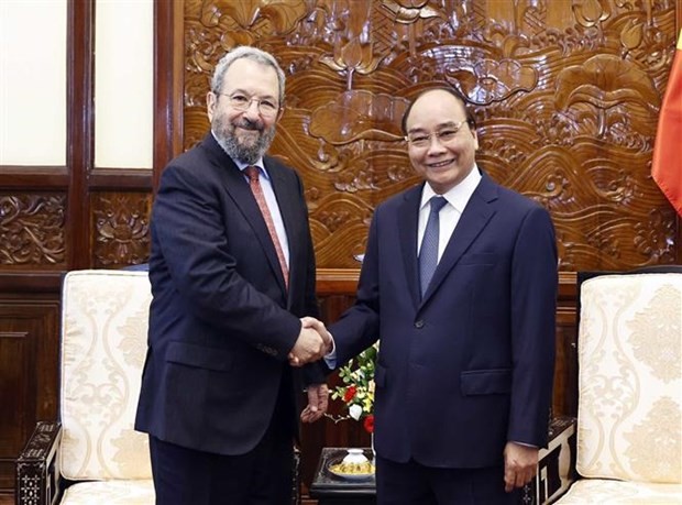 President Nguyen Xuan Phuc (R) and former Prime Minister of Israel Ehud Barak. Photo: VNA