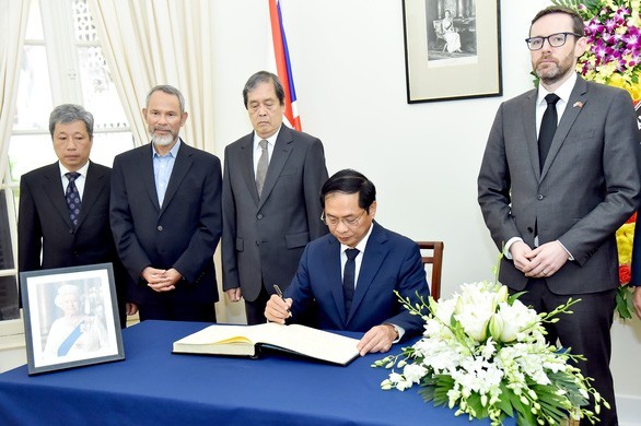 Foreign Minister Bui Thanh Son attended the funeral of Queen Elizabeth II