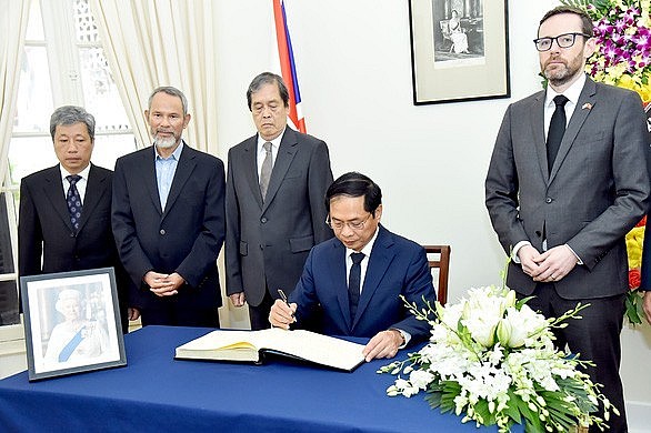 Foreign Minister Bui Thanh Son attended the funeral of Queen Elizabeth II