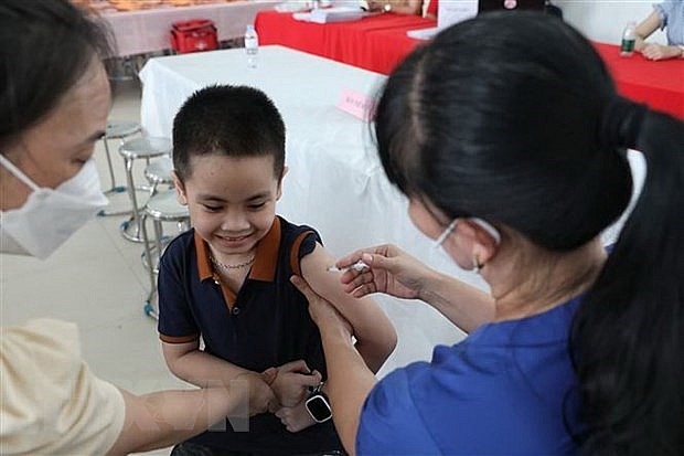 A health worker administers COVID-19 vaccine to a student at the Ngo Si Lien Primary School in Bac Giang city, Bac Giang province. Photo: VNA
