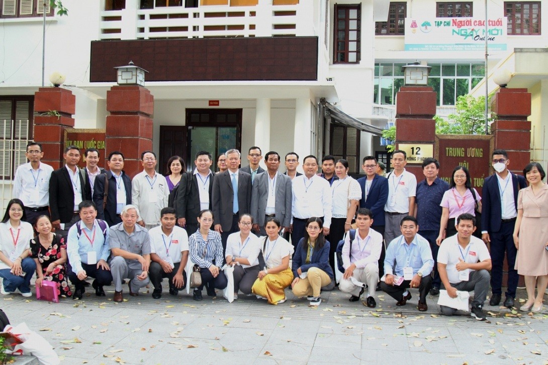 Cambodia, Hoa Binh Province Share Experience in Caring for The Elderly