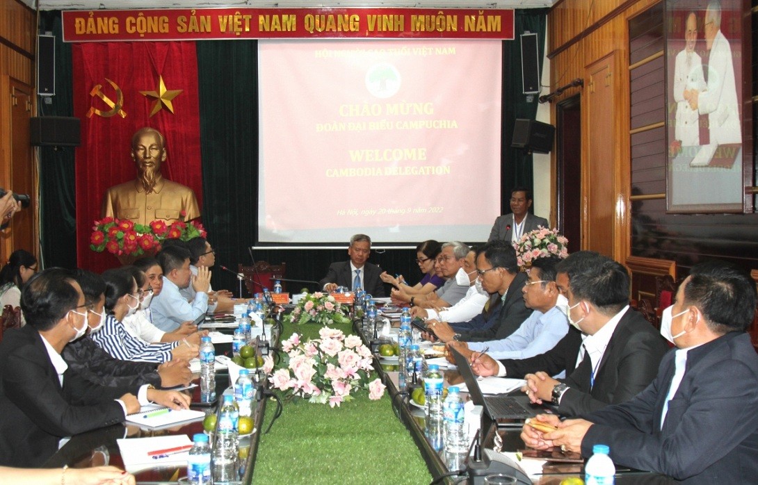 Cambodia, Hoa Binh Province Share Experience in Caring for The Elderly