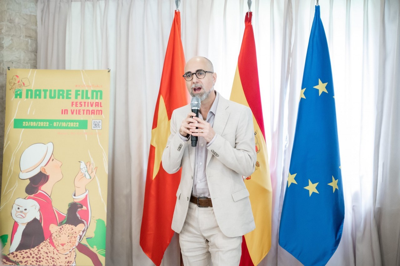 Canadian Ambassador to Vietnam Shawn Steil introduces the movie Hadwin's Judgment
