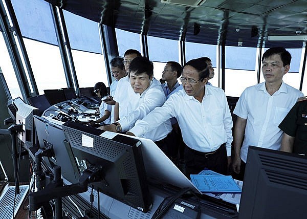 Deputy Prime Minister Le Van Thanh during a working visit to the Noi Bai International Airport. Photo: VGP