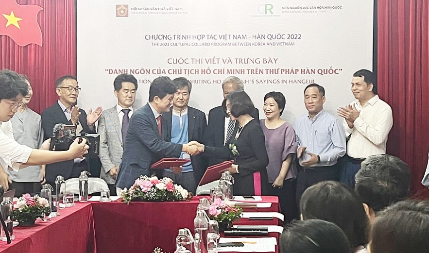 Representatives of the two units signed a memorandum of understanding to co-organize the event. 
