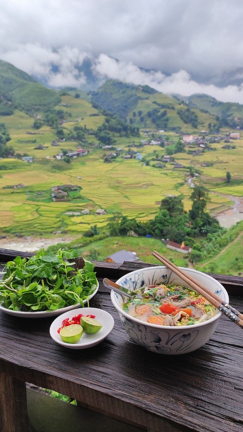 Instant Noodles and Amazing Views: A New Vietnamese Internet Trend