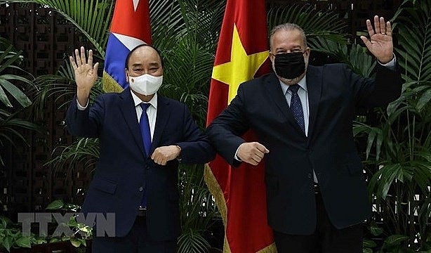 Vietnamese President Nguyen Xuan Phuc (L) meets Cuban Prime Minister Manuel Marrero Cruz in Havana on September 19, 2021. Photo: VNA