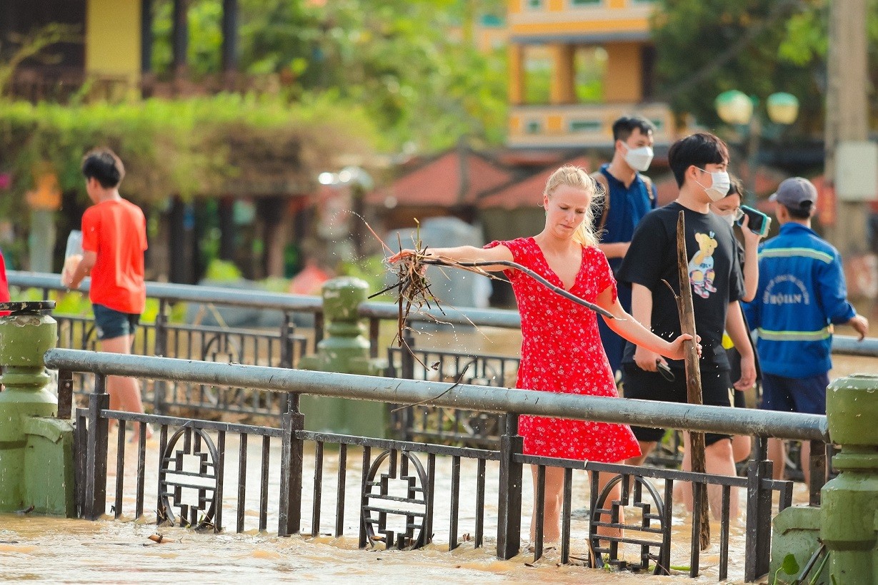 Foreign Tourists Clean Up Trash After the Storm in Hoi An