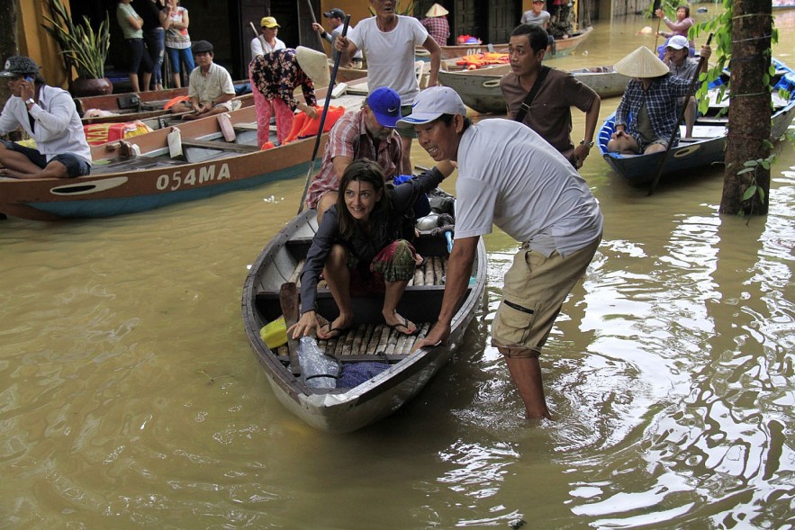 Foreign Tourists Clean Up Trash After the Storm in Hoi An