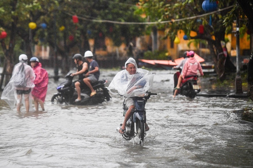 Foreign Tourists Clean Up Trash After the Storm in Hoi An
