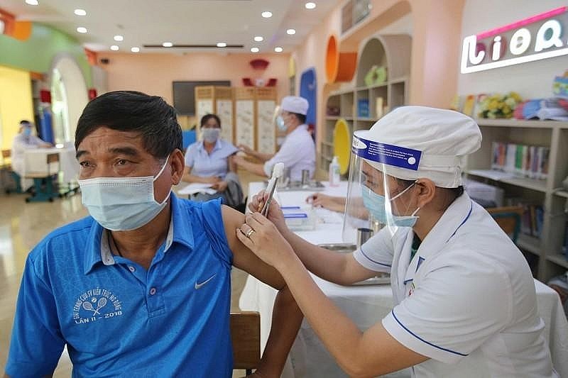 A man is vaccinated against Covid-19. Photo: NDO
