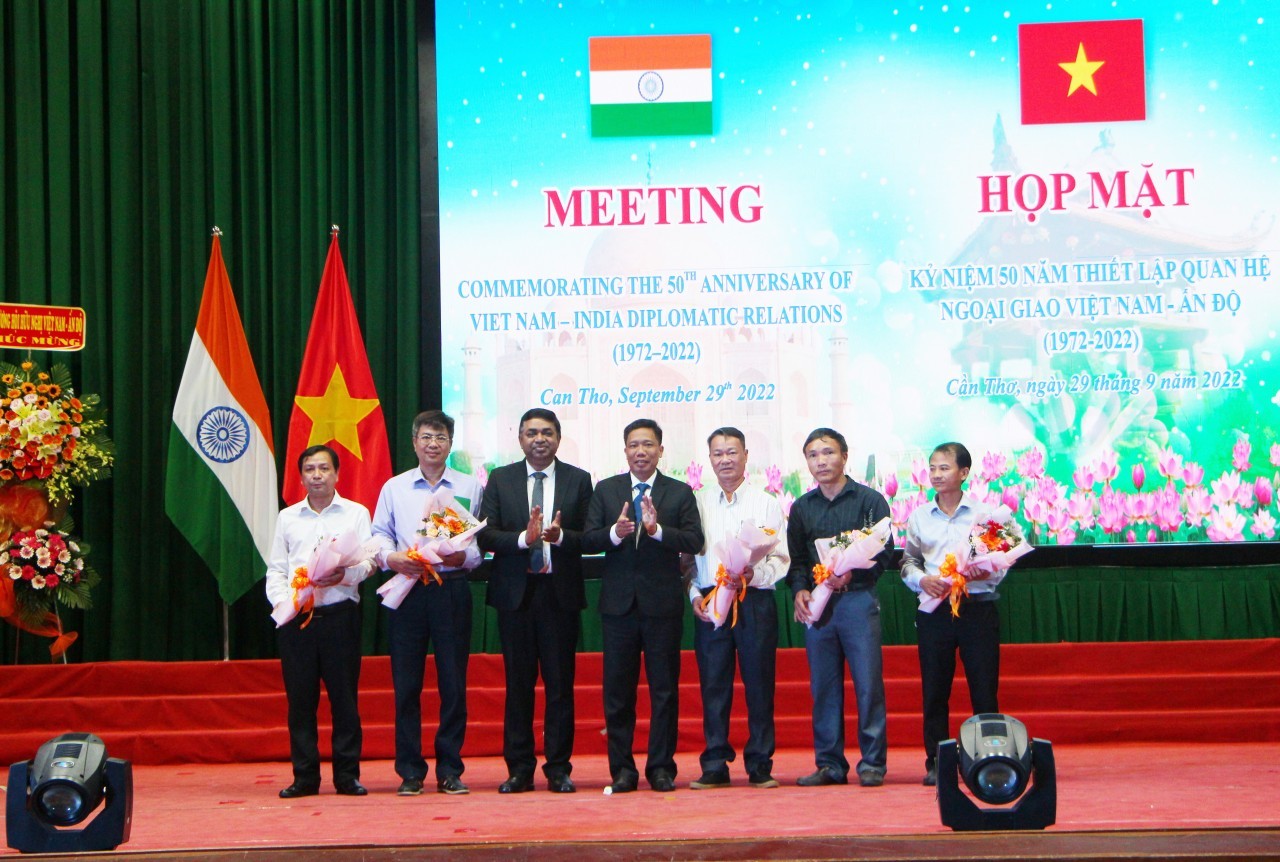 gave flowers to show gratitude for the contributions of the Executive Committee of the Vietnam - India Friendship Association in Can Tho City after nearly 30 years of construction and development.