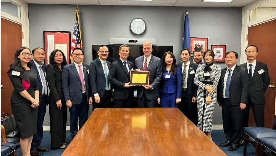 The delegation works and takes souvenir photos with Senator Dan Sullivan. Source: quochoi.vn