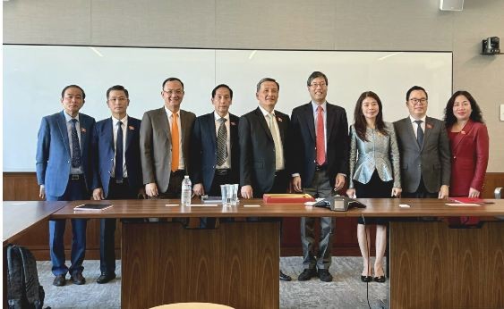 The delegation works with Senator Rechard Pan, Chair of the Senate Health Committee. Source: quochoi.vn