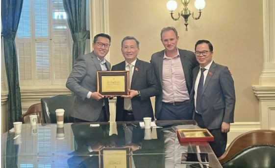 The delegation works with New California Assembly Minority leader Gallagher and Representative Vince Fong. Source: quochoi.vn