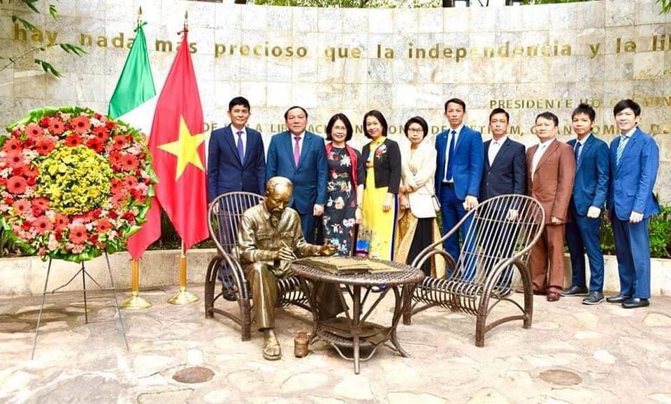 The delegation pays tribute President Ho Chi Minh at his monument in the History Center of Mexican City.