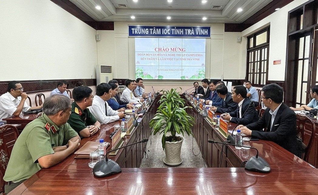 Chairman of the People’s Committee of Tra Vinh province Le Van Han (L) presents gift to Minister of State Long Ponnasirivath