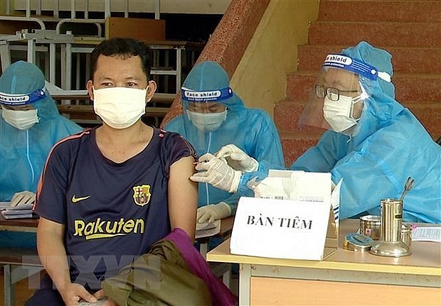 A man receives a dose of COVID-19 vaccine in Soc Trang province. Photo:VNA