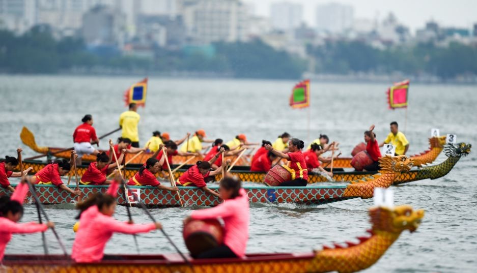 German Embassy's Team One of Winner Team of Hanoi Open Dragon Boat Racing Festival