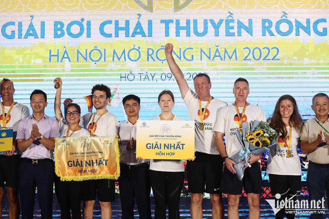 German Embassy's Team One of Winner Team of Hanoi Open Dragon Boat Racing Festival