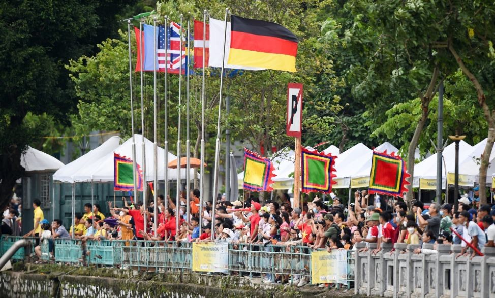 German Embassy's Team One of Winner Team of Hanoi Open Dragon Boat Racing Festival