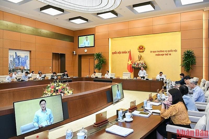 The meeting of the National Assembly Standing Committee to comment on the Government's socio-economic report. Photo: Duy Linh