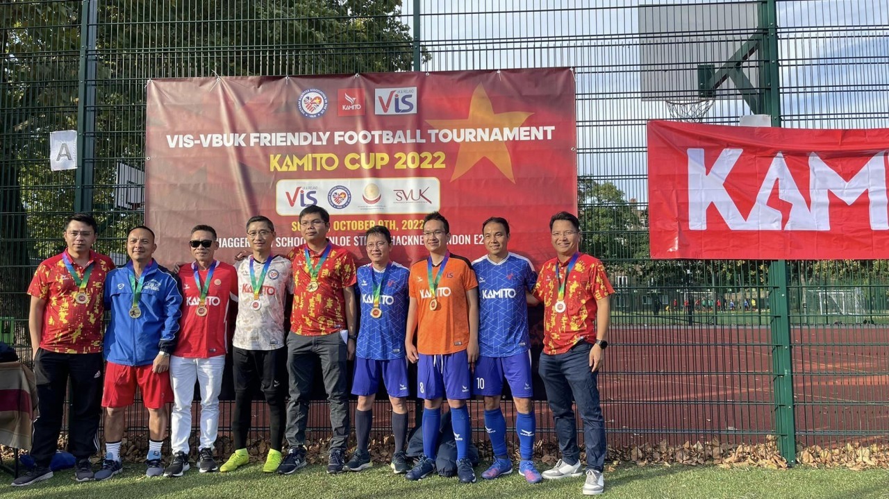 Awarding of prize-winning football teams. Photo: Thoi Dai 