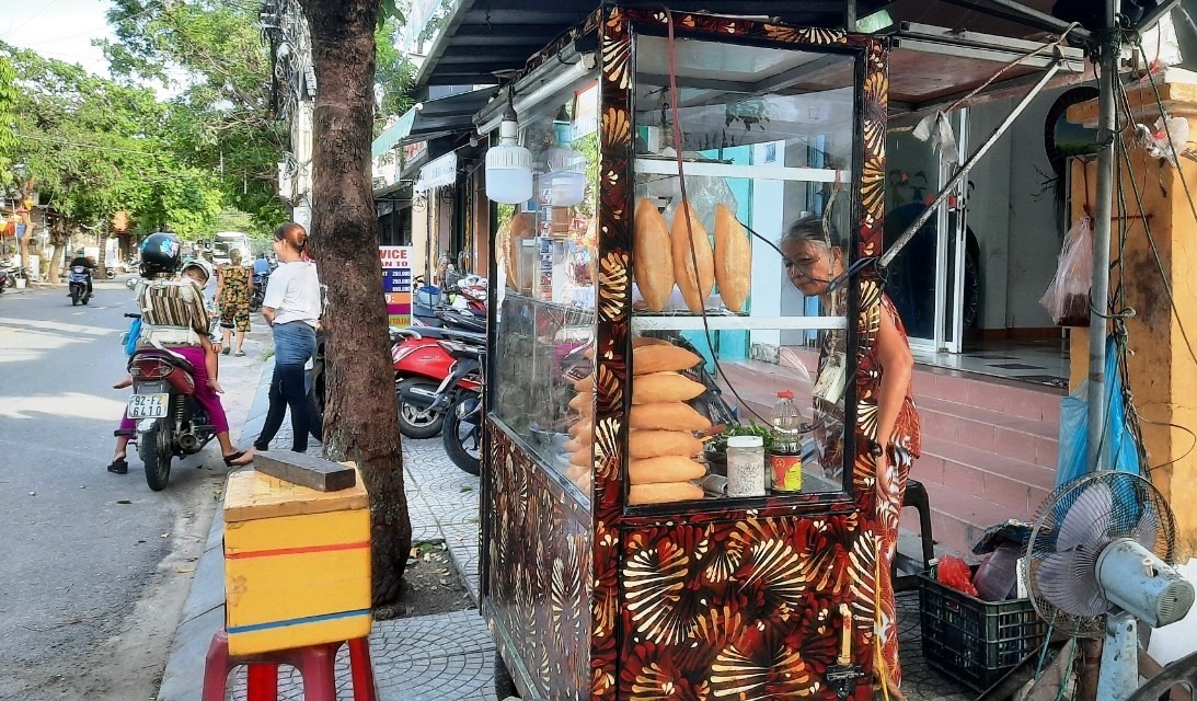 Her street vendor cart is located on 83 Nguyen Hung Vuong Street. Photo: Manh Cuong 