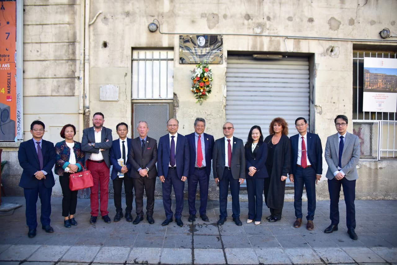 Vietnamese Ambassador to France Dinh Toan Thang and embassy's officials have laid flowers at a memorial plate dedicated to President Ho Chi Minh