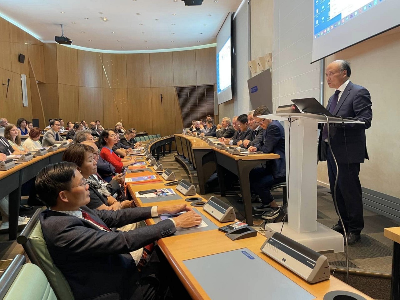 About 100 representatives from French and Vietnamese enterprises gathered at the first France-Vietnam economic forum in the French port city of Marseille on October 10
