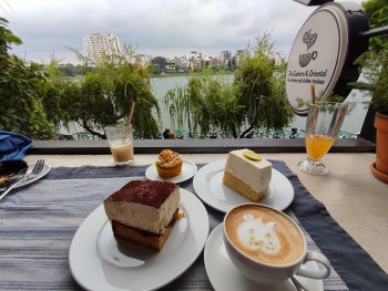 International Impressions of Hanoi's Beautiful Autumn Season