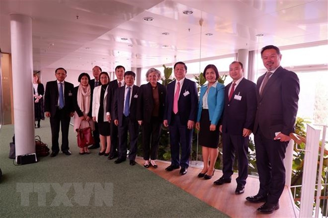 Meeting with Deputy General Director and Assistant to the Director General of the World Intellectual Property Organisation (WIPO). Photo: VNA