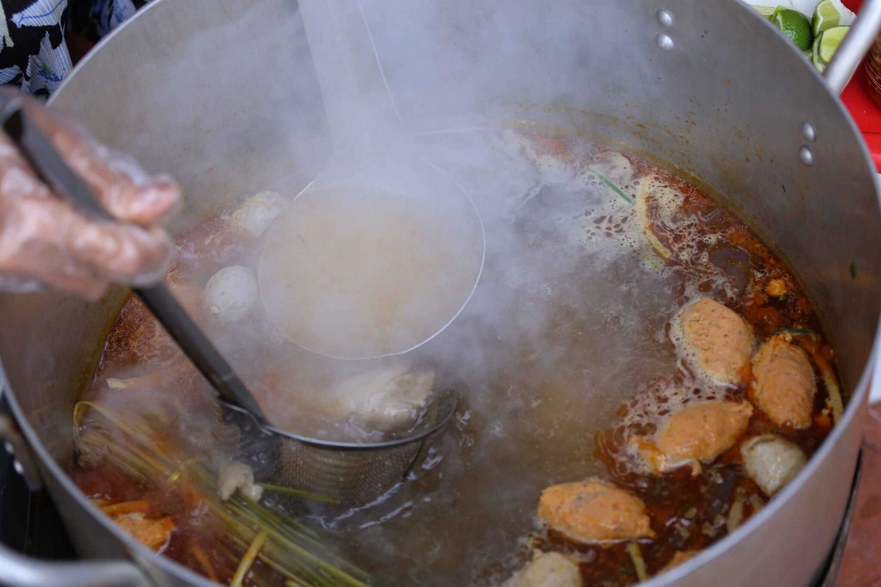 The delicious broth of Grandma Sang. Photo: Le Hoai Nhan 