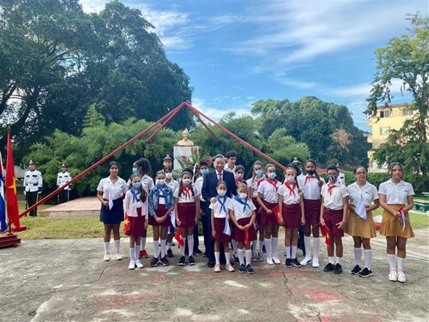 General To Lam and Cuban children at the Ho Chi Minh Park in Havana. Photo: VNA